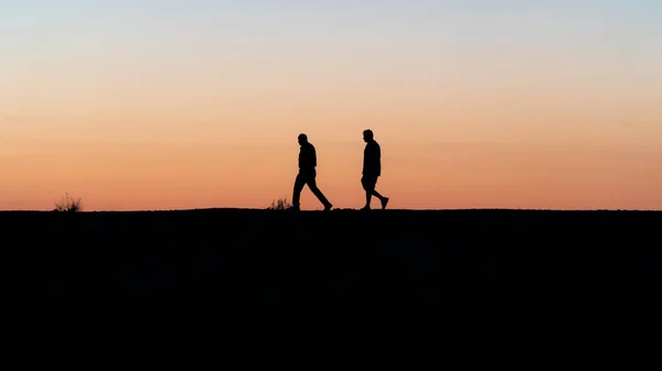 Pessoas não identificadas silhueta andando durante o pôr do sol em Side, Antalya, Turquia — Fotografia de Stock
