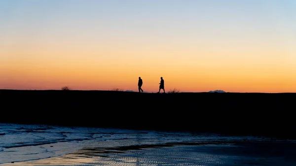 Unbekannte Personen Silhouette zu Fuß während des Sonnenuntergangs in der Seite, antalya, Türkei — Stockfoto