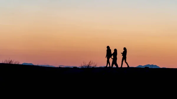 Silhouette de personnes non identifiées marchant au coucher du soleil à Side, Antalya, Turquie — Photo