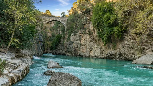 Jembatan Oluk antik di seberang Kopru Irmagi sungai di Koprulu Kanyon taman nasional di Turki Stok Foto