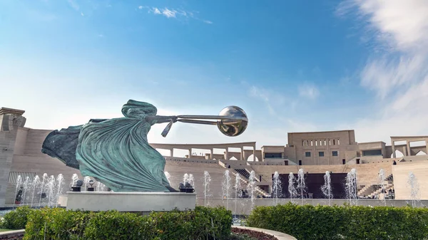 Ön planda heykeli ve arka planda Amfitiyatro ile Katara Kültür köyü, Doha, Katar