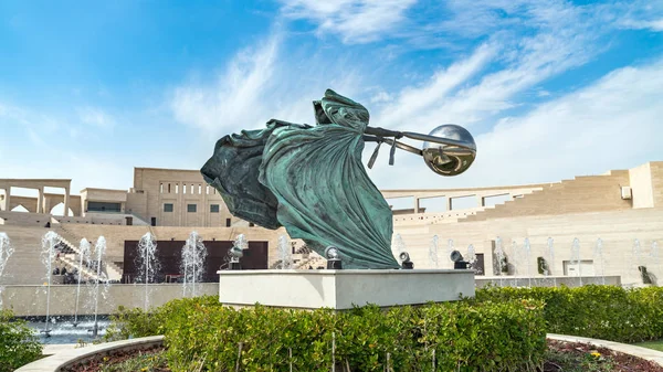 Katara Village culturel avec statue au premier plan et amphithéâtre en arrière-plan, Doha, Qatar — Photo