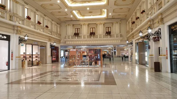 Scena interna dal centro commerciale Villaggio a Doha con molti negozi e negozi, Qatar — Foto Stock