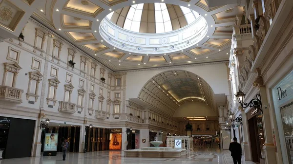 Escena interior del centro comercial Villaggio en Doha con muchas tiendas y comercios, Qatar — Foto de Stock