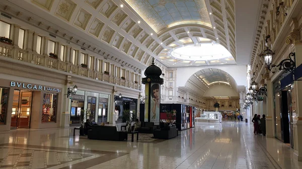 卡塔尔维拉吉奥购物中心的室内场景，有许多商店和商店 — 图库照片