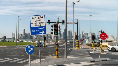 Doha, Katar, Orta Doğu'da corniche yol ve şehir merkezi sokaklarında araba trafiği