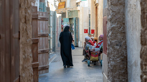 Расположенный в центре Дохи, Souq Waqif рынок продажи традиционной арабской одежды, ювелирных изделий и сувениров
.