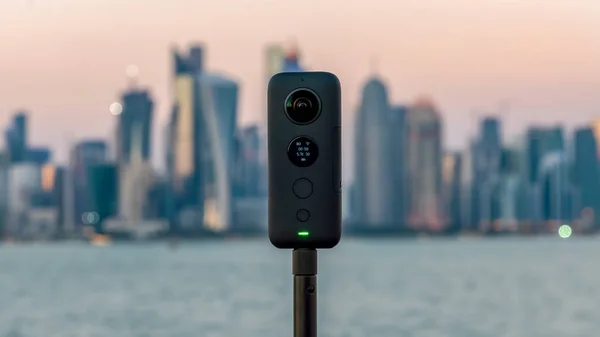 Insta360 One X 360 kamera arka planda cityscape ile bir tripod üzerinde