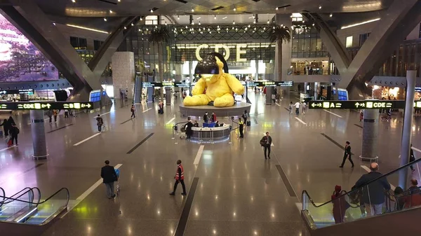 Indoors interior of new Hamad International Airport in sector with a big yellow bear — Stock Photo, Image