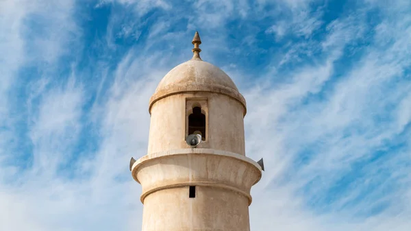 Minarete da mesquita Souq Waqif, localizada na área histórica do mercado, Doha, Qatar — Fotografia de Stock