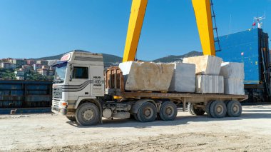 Marmara adasında bir kamyonete transfer edilen mermer bloklar, Balıkesir, Türkiye