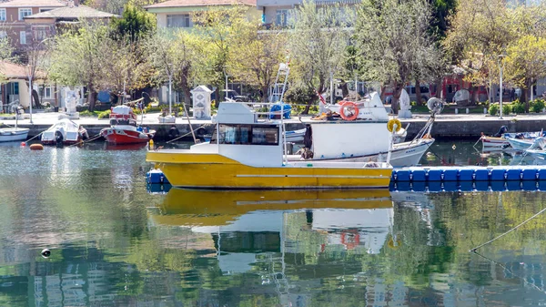 Marmara vue sur l'île avec des bateaux. Mer de Marmara, Turquie — Photo