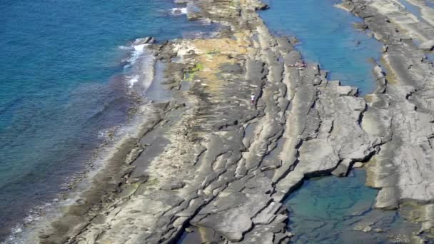 アンタルヤ トルコ 2019年3月 地中海 ガジパサの人々とコルビーチの自然の岩の形成 — ストック動画