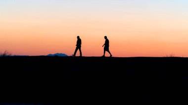 Gün batımı sırasında Akdeniz Denizi ile yan plajda tanımlanamayan insanlar silueti, Antalya, Türkiye