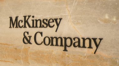 McKinsey ve Company logosu, Istanbul Ofisi girişinde