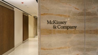 McKinsey ve Company logosu, Istanbul Ofisi girişinde