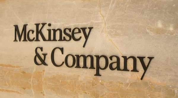 Logotipo de Mckinsey and Company en la entrada de la oficina de Estambul — Foto de Stock