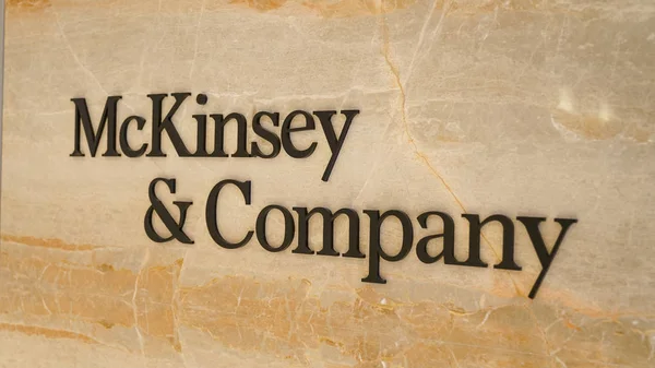 Logotipo de Mckinsey and Company en la entrada de la oficina de Estambul — Foto de Stock