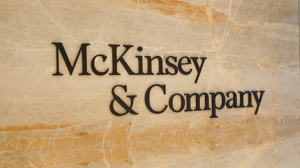 Logotipo de Mckinsey and Company en la entrada de la oficina de Estambul — Foto de Stock