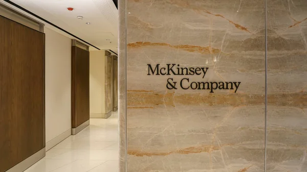 Logotipo de Mckinsey and Company en la entrada de la oficina de Estambul — Foto de Stock