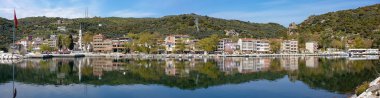 Marmara adasında tekneler ile Panoramix manzarası. Marmara Denizi, Türkiye