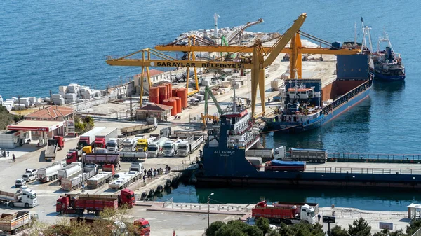 Λιμάνι του Μαρμαρά όπου τα μαρμάρινα προϊόντα φορτώνονται σε φορτηγά πλοία, Τουρκία — Φωτογραφία Αρχείου