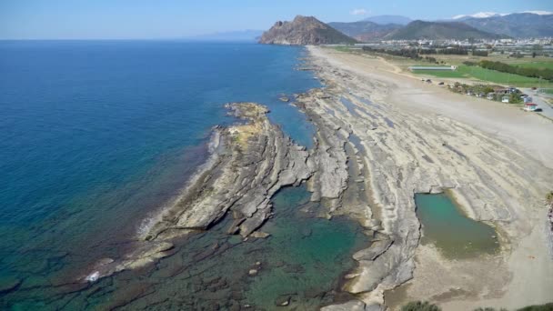 Formazioni Rocciose Naturali Sulla Spiaggia Koru Sul Mar Mediterraneo Gazipasa — Video Stock