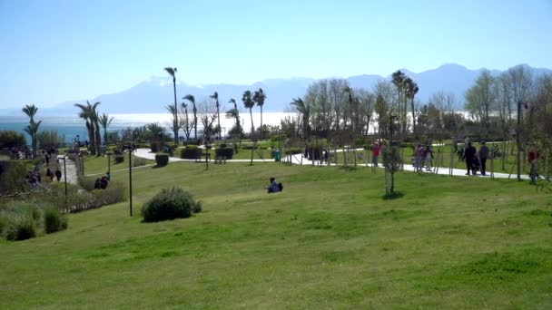 Antalya Turquia Março 2019 Pessoas Caminhando Relaxando Parque Duden Antalya — Vídeo de Stock