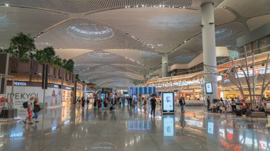 Yolcuların kalkış saatine kadar yürümesi ve geçtiği yeni İstanbul Havalimanı'nın iç görünümü, Türkiye