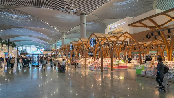 Εσωτερική θέα του νέου αεροδρομίου της Κωνσταντινούπολης με τους επιβάτες να περπατούν και να περνούν το χρόνο τους μέχρι την ώρα αναχώρησης, Τουρκία — Φωτογραφία Αρχείου