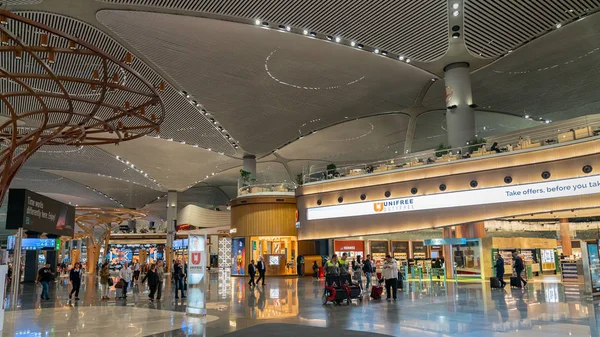 Interior view of new Istanbul Airport with passengers walking and passing time until departure time, Turkey — Stock Photo, Image