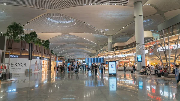 新伊斯坦布尔机场的内部视图与乘客步行和通过时间，直到出发时间，土耳其 — 图库照片