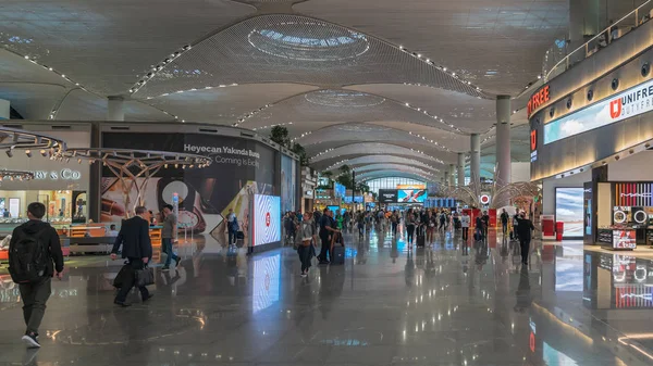 Vue intérieure du nouvel aéroport d'Istanbul avec des passagers marchant et passant le temps jusqu'à l'heure de départ, Turquie — Photo