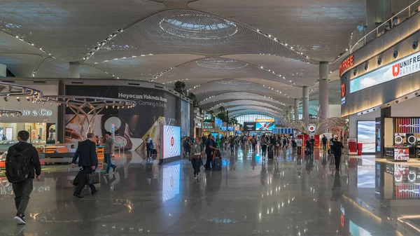 Interior view of new Istanbul Airport with passengers walking and passing time until departure time, Turkey — Stock Photo, Image