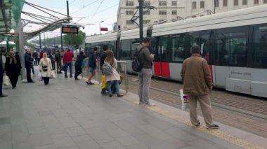 istanbul, Turkey - Nisan 2019: Tramvay istasyonundabir sonraki treni bekleyen yolcular