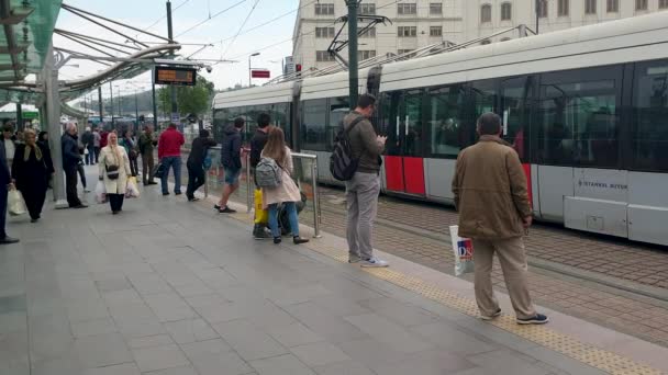 Istanbul Turkey Nisan 2019 Tramvay Istasyonundabir Sonraki Treni Bekleyen Yolcular — Stok video