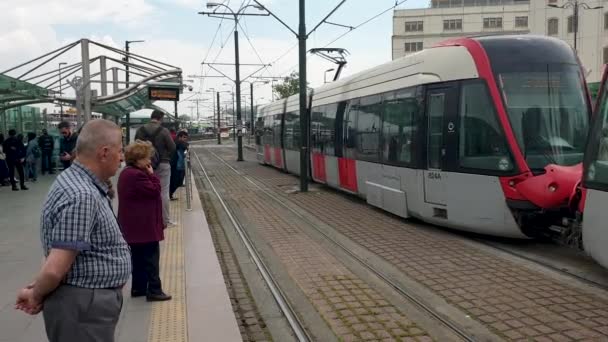 Stambuł Turcja Kwiecień 2019 Dojeżdżających Wewnątrz Stacji Tramway Czeka Następny — Wideo stockowe