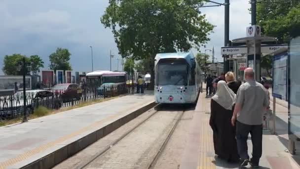 Κωνσταντινούπολη Τουρκία 2019 Απριλίου Επιβάτες Στο Σταθμό Του Τραμ Περιμένουν — Αρχείο Βίντεο