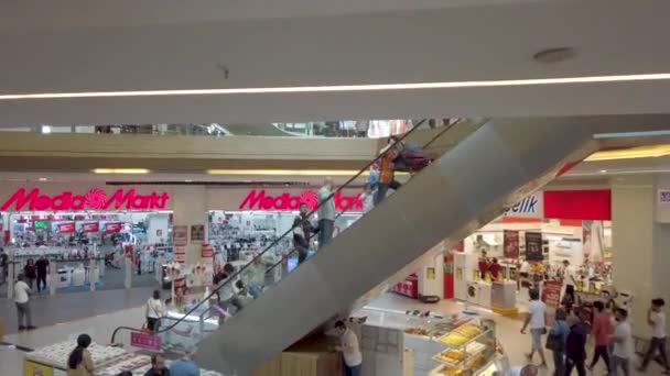 土耳其伊斯坦布尔 2019年4月 人们在卡吉阿内区的安讯士购物中心内购物 — 图库视频影像