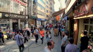 İstanbul, Türkiye - Temmuz 2019: İstanbul'un baharat çarşısı yakınındaki eski kent Eminönü semtinde alışveriş yapanlar