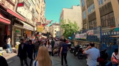 İstanbul, Türkiye - Temmuz 2019: İstanbul'un baharat çarşısı yakınındaki eski kent Eminönü semtinde alışveriş yapanlar
