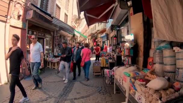 イスタンブール トルコ 2019年7月 スパイスバザール近くのイスタンブールの旧市街 エミノヌ地区で買い物をする人々 — ストック動画