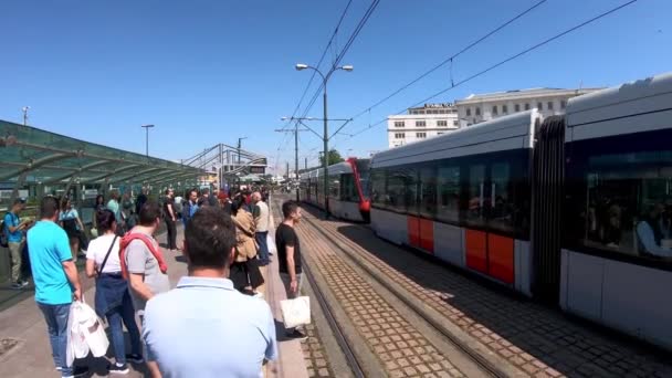 Istanboel Turkije April 2019 Forenzen Binnen Tramstation Wachten Volgende Trein — Stockvideo