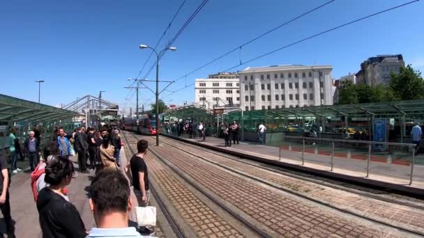 Istanbul Turkey Nisan 2019 Tramvay Istasyonundabir Sonraki Treni Bekleyen Yolcular — Stok video