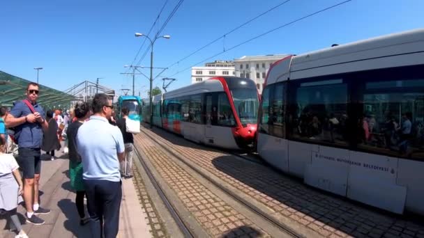 Istanbul Turecko Duben 2019 Dojížděje Uvnitř Tramvajové Stanice Čekající Další — Stock video