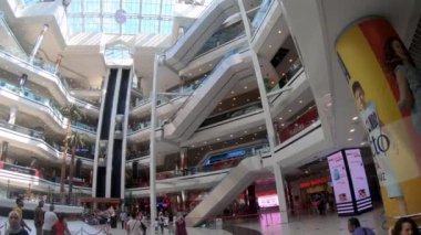 istanbul, Türkiye - Temmuz 2019: Şişli ilçesi Cevahir AVM içinde yürüyen ve alışveriş yapan lar