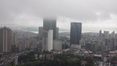 İstanbul, Türkiye - Haziran 2019: Levent ilçesi yağmurlu ve bulutlu bir günde, Türkiye