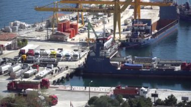 Marmara adası - Türkiye - Nisan 2019: Marmara adası limanında kamyon ve otomobil boşaltan feribot