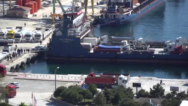 マルマラ島 トルコ 2019年4月 マルマラ島港でトラックと車を降ろすフェリーボート — ストック動画