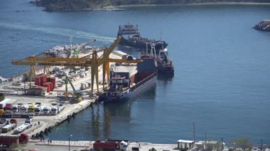 Marmara adası - Türkiye - Nisan 2019: Marmara adası limanına yaklaşan kamyon ve otomobillerle dolu feribot